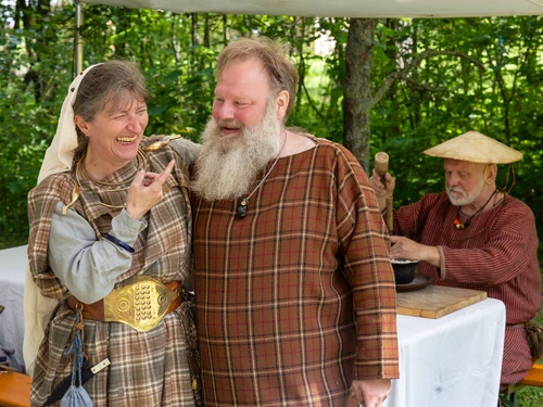 Zwei Personen stehen beinander und lachen