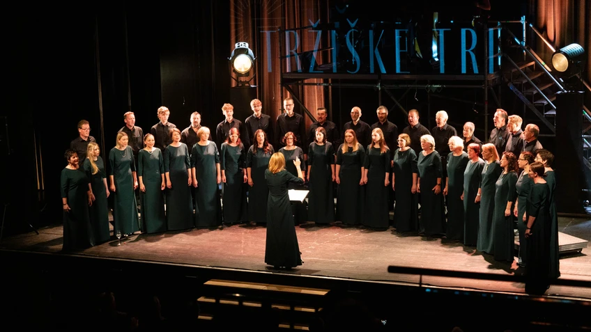 Der Podjuna Chor.auf einer Bühne