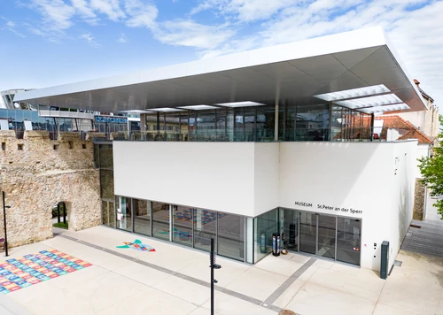 modernes Gebäude in weiß mit Glas