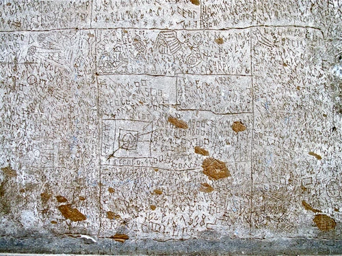 Gravierungen an der Fassade einer Wand