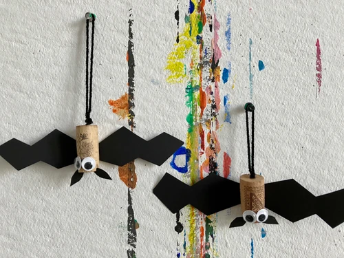 Fledermäuse aus Kork und Papier