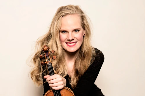 Foto von Violinistin Simone Lamsma, zu sehen mit ihrem Instrument.