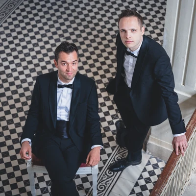 Nils Strunk und Lukas Schrenk inszenieren 2026 "Die Fledermaus" bei den Festspielen Reichenau