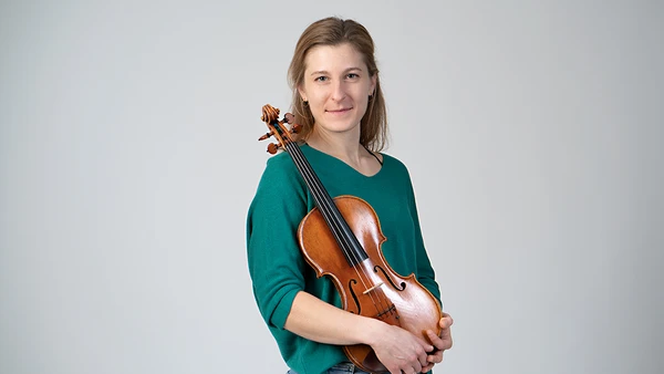 Portraitfoto von Elisabeth Hois mit Violine