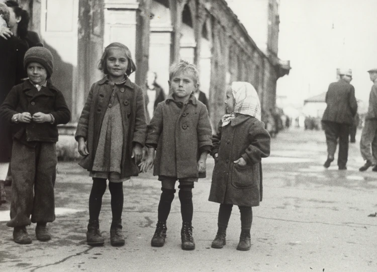 Mediennummer: 00043344
Objektname: 514/33
Künstler: Franz Blaha
Datierung: 23.08.1945
Bildrechte: ÖNB / Blaha
Copyright: Österreichische Nationalbibliothek

Kontakt: Peter Prokop, ÖNB
