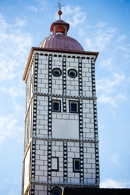 Hochturm: weißer Turm mit schwarzem Scraffito-Rechteck-Muster