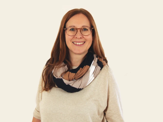 Porträtfoto von Psychotherapeutin Martina Leonhartsberger, die freundlich in die Kamera lächelt.