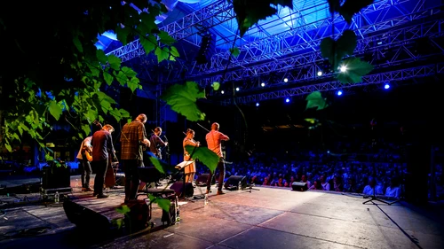 Glatt & Verkehrt 2018, 27. Juli, Winzer Krems  SORTENREINE SOUNDS: A CAPPELLA, LAUTEN, GEIGEN
Voxtra | BEL / FIN / MDG / ALB / ITA (Fokus Albanien, Österreich-Debüt)
Mohamed und Abdallah Abozekry | EGY (Österreich-Debüt)
Frigg | FIN
Musik unterm Marillenbaum mit Evelyn Fink-Mennel und Albin Paulus