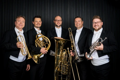 Fünf Musiker an Fräcken mit Blasinstrumenten