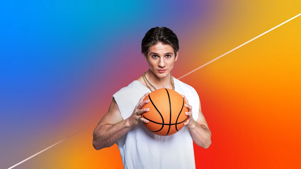 Blau-violette-orange-gelber Hintergrund. Davor steht junger Mann in weißem, kurzärmeligem Tshirt mit Blick in die Kamera. in den Händen hält er einen Basketball.