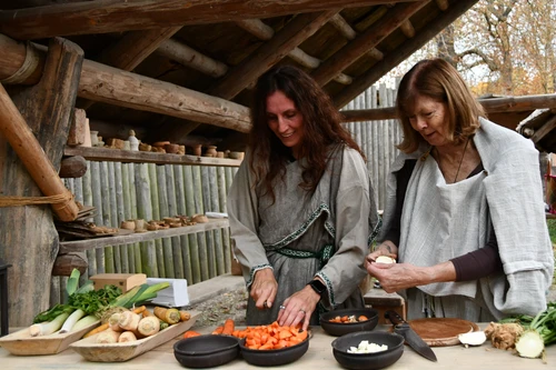 Zwei damen kochen in historischer Gewandung
