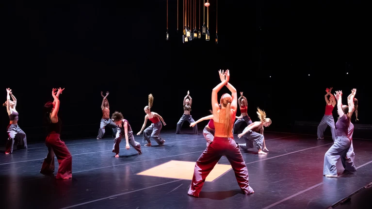 Performancefoto von "BURNING. coming closer", aufgeführt von der Jugendtanzcompagnie STEP by STP auf der großen Bühne des Festspielhauses.