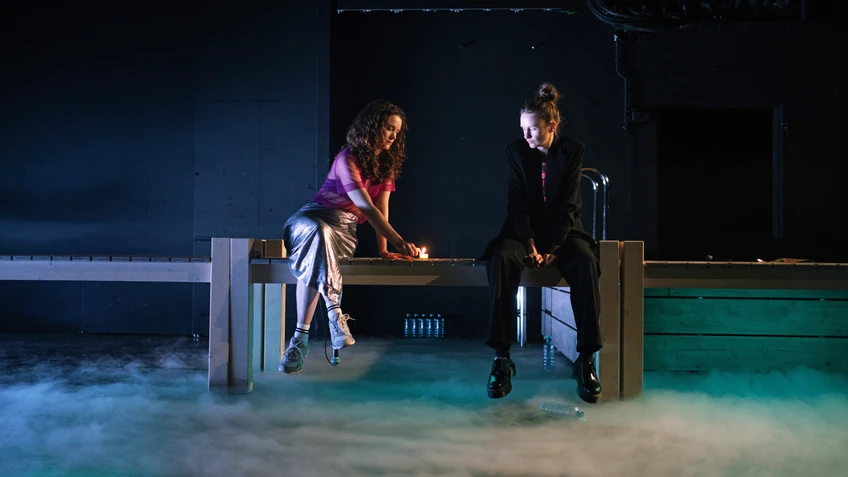 Szenenfoto DER MUND WENN ER KIPPT IST EIN TEICH