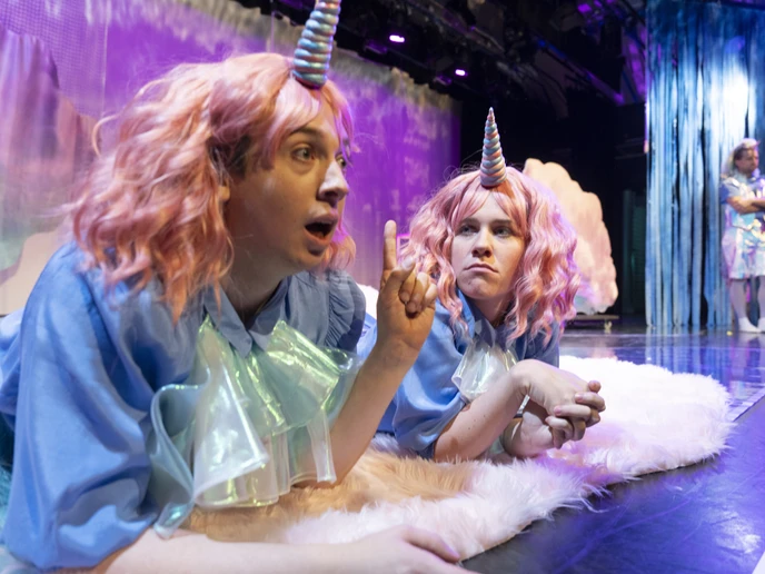 SchauspielerInnen als Neinhorn verkleidet