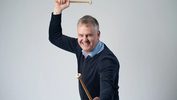 Portraitfoto von Gunter Benedikt mit Paukenschlägel