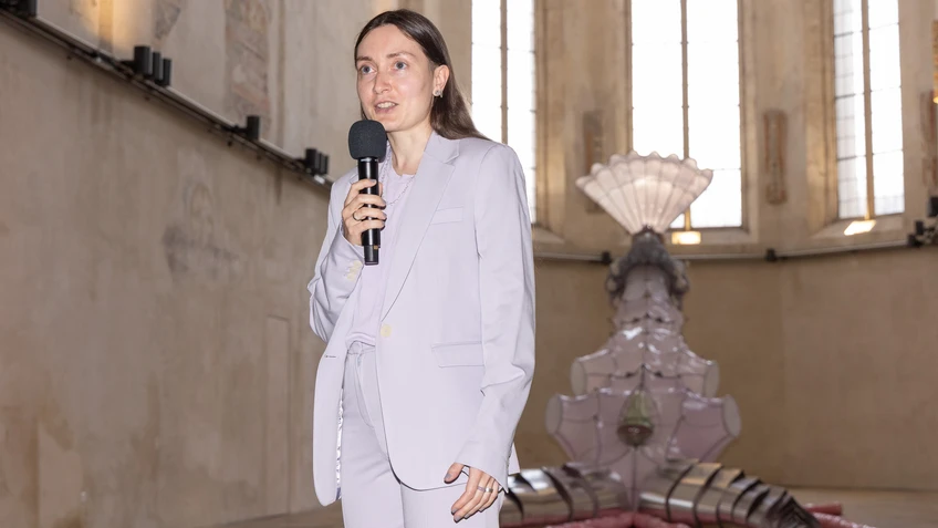 Künstlerin Julia Belova vor ihrer Installation in der Dominikanerkirche Krems