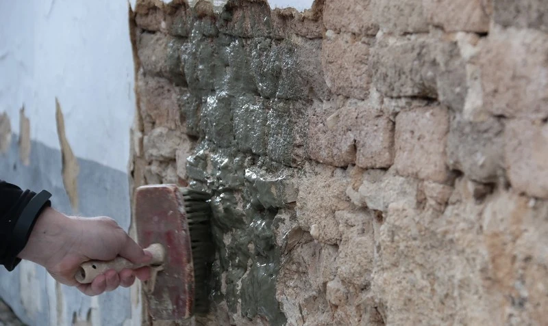 Eine Ziegelwand wird verstrichen