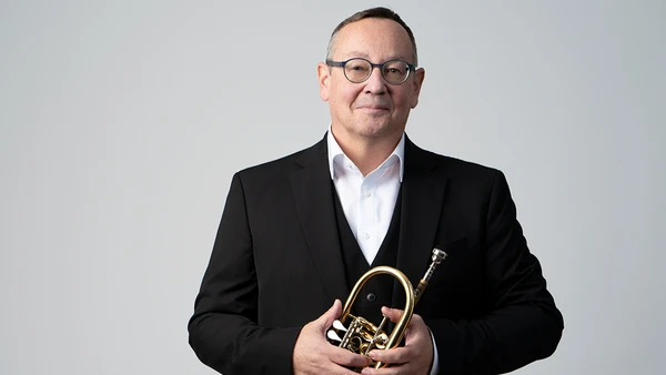 Portraitfoto von Josef Bammer mit Trompete