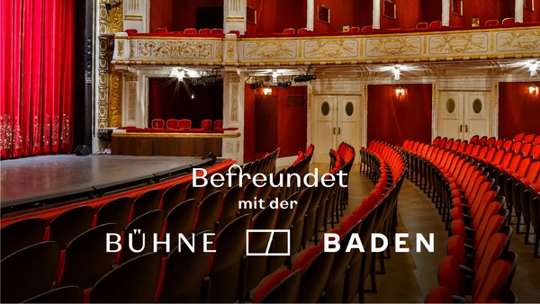 Seitlicher Blick in Sitzreihen des Stadttheaters mit Blick auf Vorbühne und roten geschlossenen Vorhang