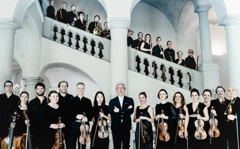 Foto von Musikern mit Musikinstrumenten in der Hand