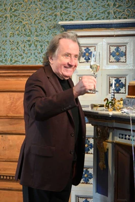 Rudolf Buchbinder mit einem Glas Sekt