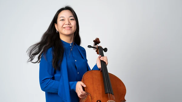 Portraitfoto von Iris Meongwon-Cho mit Cello