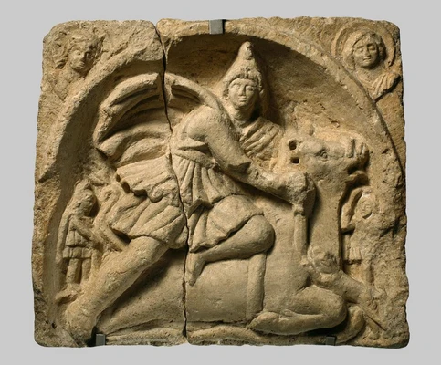 Relief des Gottes Mithras aus Stein, Mithras mit Umhang tötet Stier 