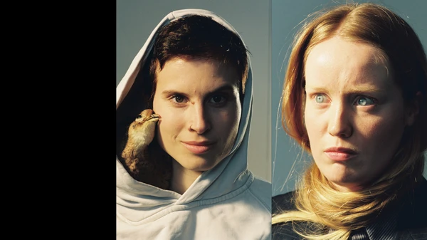 Zwei Nahaufnahmen zweier Frauen mit intensivem Blick