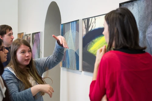 Kinder und Jugendliche beim kreativen Arbeiten im Museum
