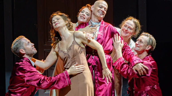 .l.n.r.: Der junge Herr (Markus Freistätter), Die junge Frau (Alexandra Henkel),  Die Schauspielerin (Stefanie Dvorak), Der Ehegatte (Dietmar König), Das Stubenmädchen (Bettina Schwarz), Der Soldat (Lukas Watzl) einander umschlingend