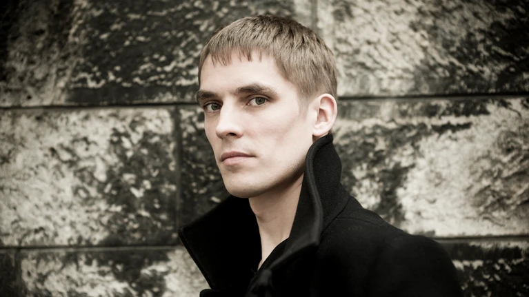 Portrait photograph of pianist Cédric Tiberghien.