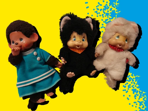 Eine Monchichi und zwei Nyamy Kätzchen