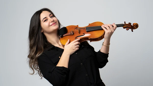 Portraitfoto von Doga Altinok mit Violine