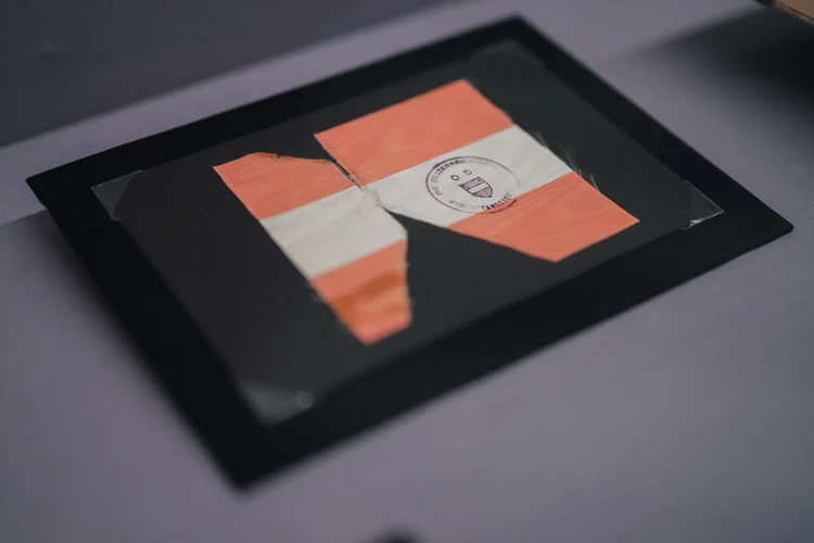 Ausstellungsansicht des Themenbereichs 9 "Im Gleichschritt - Ausgelöscht" im Haus der Geschichte.
Schleife der Widerstandsbewegung "O5" aus dem Besitz von Karl Gruber, um 1945
Privat