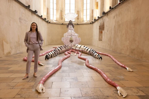 Julia Belova in der Ausstellung "Monstrum Sacrum"