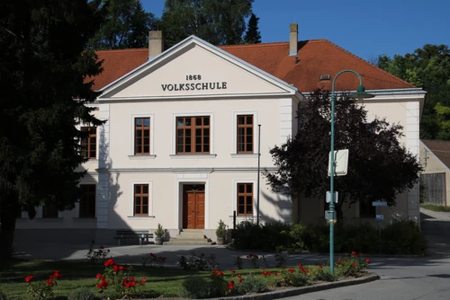 Volksschule in Bad Pirawarth