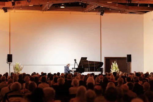 Rudolf Buchbinder playing the piano