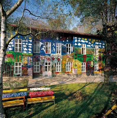 Haus der Künstler - die Bemalte Fassade eines Hauses