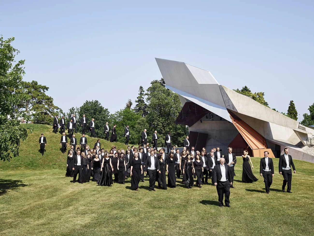 Tonkunstler Orchestra in front of the Wolkenturm